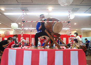 和太鼓を叩く男性