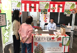 お菓子を子供たちへ配布する様子