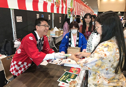 お菓子を子供たちへ配布する様子