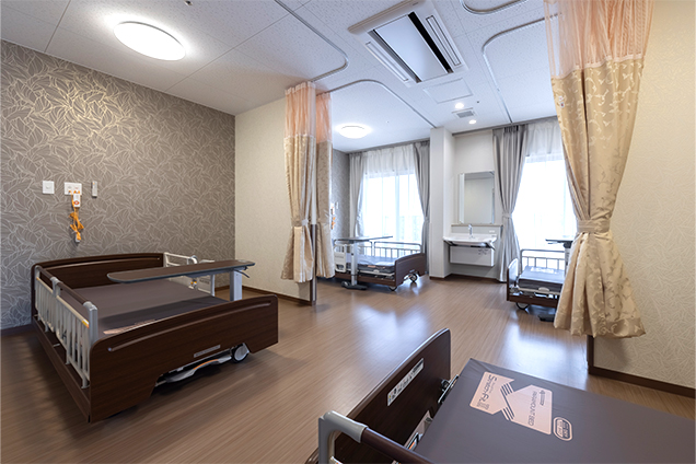 1人分のスペースが広々とした4人部屋