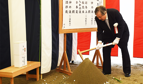 鍬入れを行う邦友会 高木邦格理事長