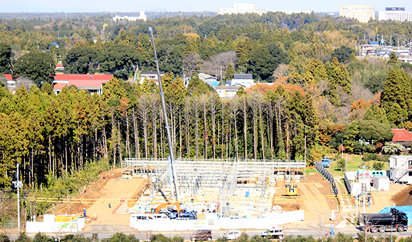 基礎工事に向けて足場を組み立て