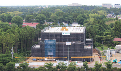 建物周囲に足場が組まれ、外壁や内部工事が開始しました