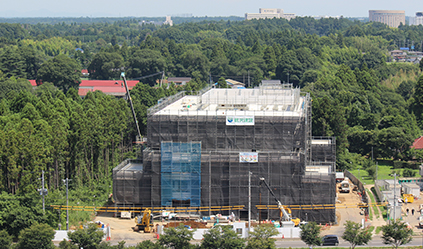 足場の中では、サッシや外装タイルなど着々と工事が進んでいます