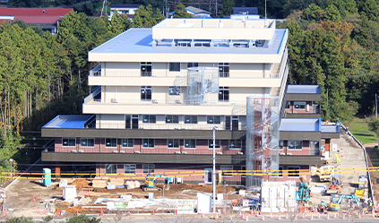 晴天の中、外構工事、植栽が進む国際医療福祉大学 成田老年医療福祉センター